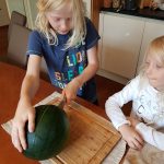 Leon und Lisa beim Anschnitt der ersten geernteten Wassermelone